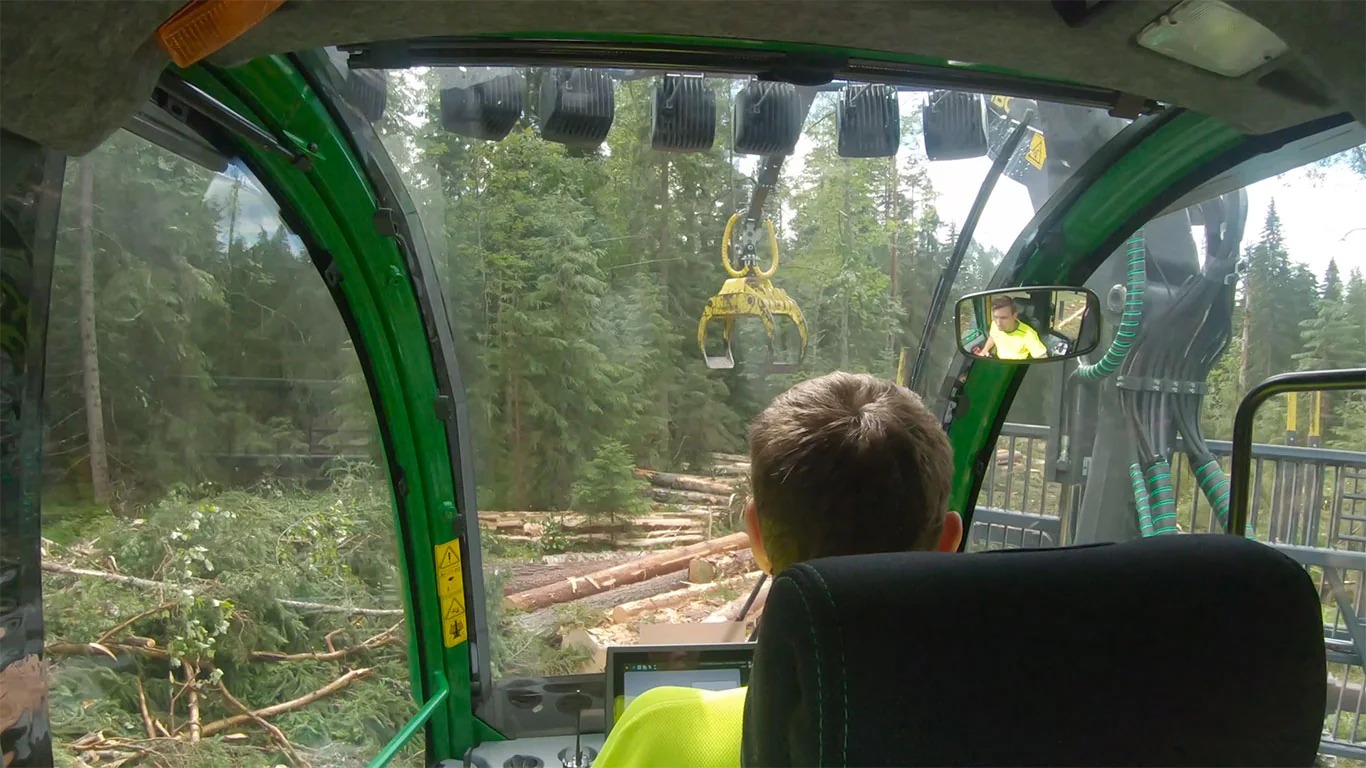 Interior de cabina de operador en maquinaria forestal — climatización en condiciones extremas