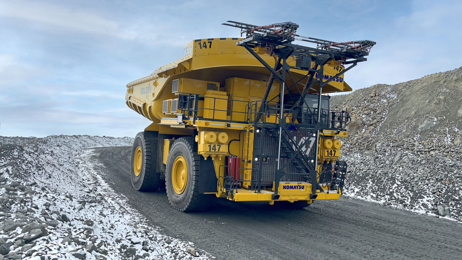 Camión CAEX Komatsu #147 equipado con sensores de monitoreo en faena con nieve