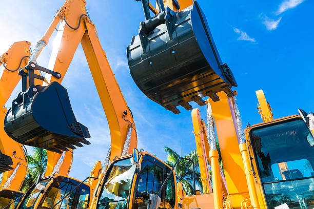 Flota de excavadoras hidráulicas en cielo azul